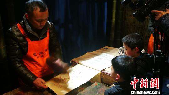 非遺傳承人現場展示技藝 鐘欣 攝