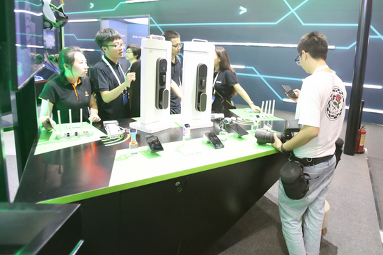 圖為2018年網(wǎng)絡(luò)安全博覽會(huì)上展商演示網(wǎng)絡(luò)安全防護(hù)技術(shù)。中國(guó)網(wǎng)信網(wǎng) 李旭 攝