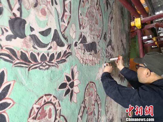 2018年5月16日，壁畫修復師修復莫高窟130窟起甲壁畫。(資料圖) 南如卓瑪 攝