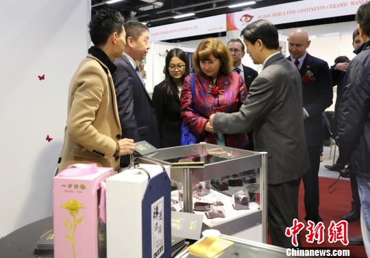 當(dāng)?shù)貢r間9月27日，“福建省文化產(chǎn)業(yè)金磚國家(俄羅斯)展覽會暨福建文化日”在莫斯科舉行。在展覽會上，來自福建近百家企業(yè)和機構(gòu)展出了貝殼藝術(shù)、陶瓷、油畫、木偶、剪紙、茶藝產(chǎn)品等具有福建特色的文化產(chǎn)品，吸引了各界關(guān)注。　王修君 攝