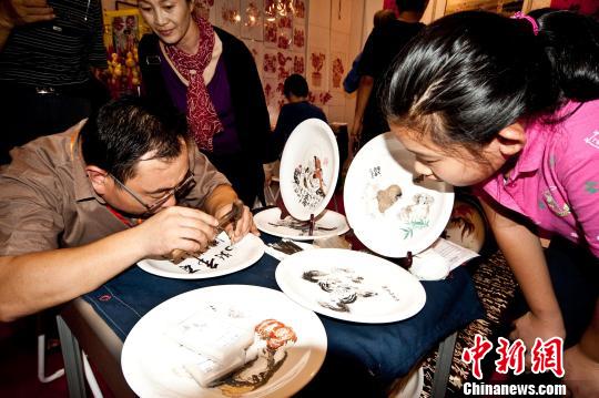 圖為往屆中國民間工藝品博覽會場景。(資料圖) 閆文 攝