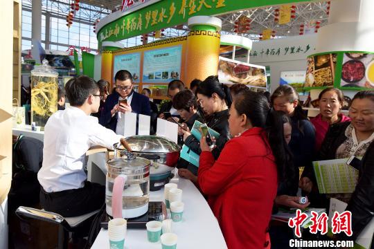 圖位藥博會(huì)展館內(nèi)民眾參觀體驗(yàn)醫(yī)養(yǎng)健康。　鐘欣 攝