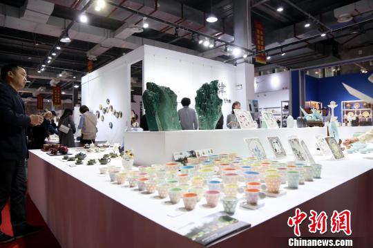 當日,來自中國、英國、荷蘭、德國等國家和地區的近500家陶瓷參展商參加。 姜濤 攝 當日,來自中國、英國、荷蘭、德國等國家和地區的近500家陶瓷參展商參加。 姜濤 攝