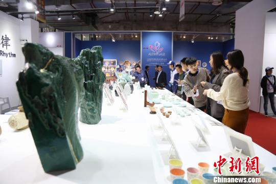 國際館內一家外國參展商展位前,不少民眾駐足欣賞。 姜濤 攝 國際館內一家外國參展商展位前,不少民眾駐足欣賞。 姜濤 攝