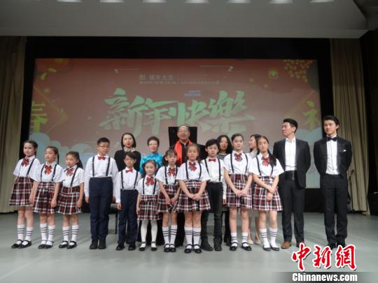 招待會前，柏林華人童聲合唱團(tuán)和旅德青年藝術(shù)家們?yōu)楦鹘鐏碣e獻(xiàn)上了一臺精彩演出。駐德使館供圖