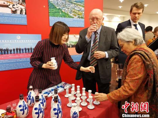 中德兩國來賓在招待會上品嘗中國汾酒?！＄娦?攝